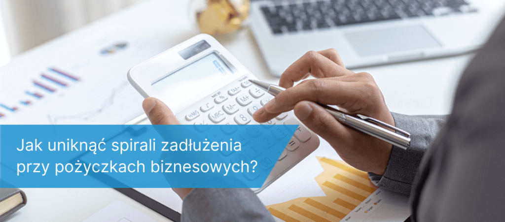 Przedsiębiorca analizuje dane finansowe i oblicza koszty na kalkulatorze, planując, jak uniknąć spirali zadłużenia przy pożyczkach biznesowych.